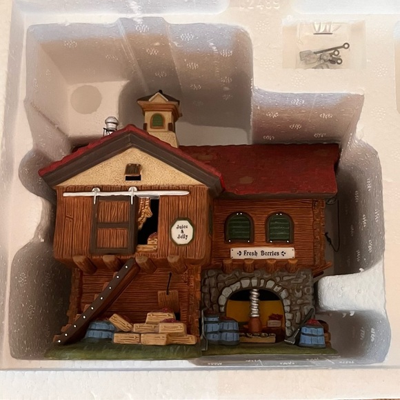 Department 56 New England Village The Cranberry House 56.56627 With Box - Picture 11 of 11